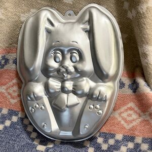 Vintage 1987 Wilton bunny, aluminum cake pan